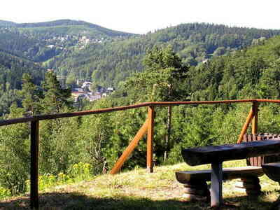Bænk på udsigtspunkt i Erzgebirge Tyskland