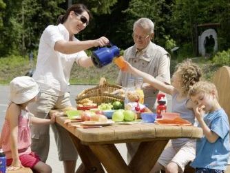 Familie på skovtur i Harzen Tyskland